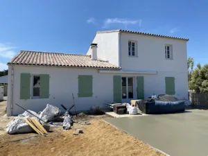 Atelier charpente Surélévation La Rochelle agrandissement de maison à Salles-sur-Mer