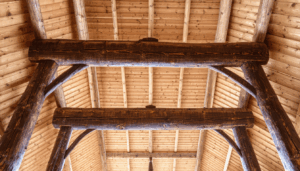 Lorsqu’il s’agit de construire ou de rénover une toiture, l’attention portée au choix de l’essence de bois pour les pannes sablières exposées est primordiale. Ces éléments structurants jouent un rôle essentiel dans la stabilité et la longévité de la charpente, […]