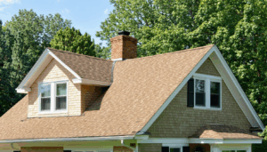 Le shingle, matériau de couverture originaire d’Amérique du Nord, continue de gagner en popularité grâce à son excellent rapport qualité-prix et sa simplicité d’installation. Plébiscité outre-Atlantique pour habiller aussi bien les maisons principales que les annexes, il reste toutefois plus […]