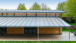 Élargir ou prolonger une toiture en bac acier est une solution fréquemment adoptée pour optimiser les espaces aménagés, qu’il s’agisse d’extensions de maison, d’abris ou de locaux industriels. Cependant, cette opération demande une attention particulière afin d’éviter la formation de […]