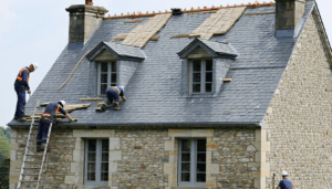 La pose d’ardoises naturelles sur une toiture est un travail d’excellence qui nécessite une connaissance précise des matériaux, des méthodes et des contraintes techniques. Plus qu’un simple revêtement, l’ardoise confère à une maison un cachet authentique et une durabilité incomparable. […]