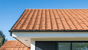 Dans le cadre de la construction ou de la rénovation d’une toiture, l’installation d’un écran sous-toiture HPV (Haute Perméabilité à la Vapeur) s’impose comme une solution incontournable pour protéger efficacement la structure contre les infiltrations d’eau tout en assurant une […]