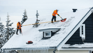 Dans les régions où l’hiver se montre rude et la neige abondante, les toitures jouent un rôle crucial pour protéger les habitations. Parmi elles, les toits quatre pentes sont particulièrement sollicités lorsqu’une surcharge de neige s’accumule. Face à ce poids […]